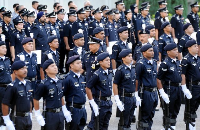 KL04_120116_KHALID_POLIS