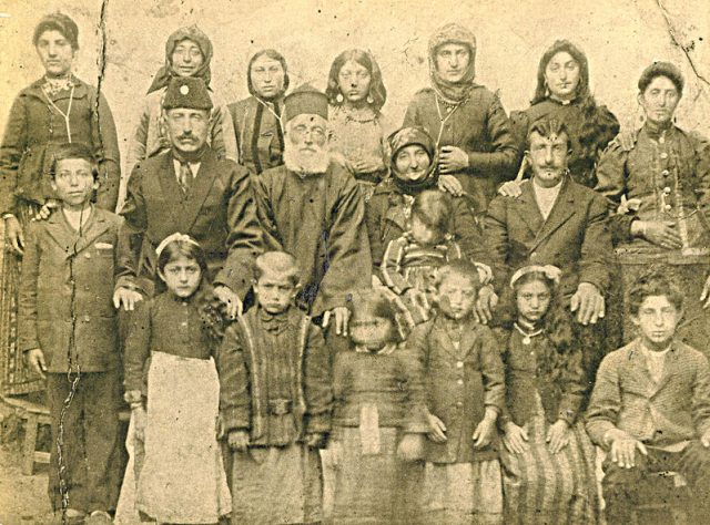800px-HAZARI-hovhannes-kahanna-and-family(ca1915)
