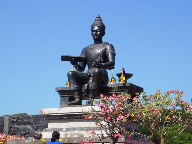 King_Ramkhamhaeng_Monument,_Sukhothai,_Thailand